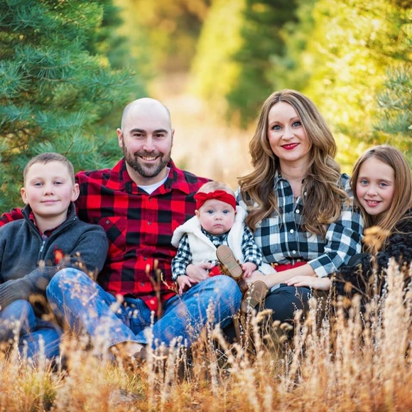 Meet your Posh Ambassador, Kristen 💚💙 - Picture 2 of 3